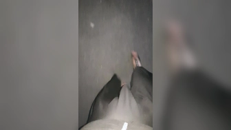 Mit lackierten Nägeln in einem sexy Kleid und high heels drausen unterwegs