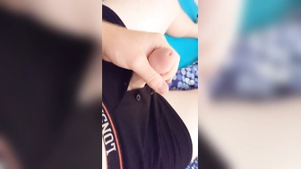 Ein wenig an meinem steifen Penis gespielt