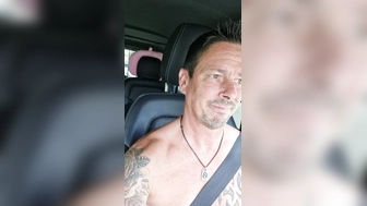 Nackt im Auto unterwegs  Teil 2