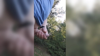 Outdoorgerubbelt für Naturistenpaar