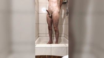 Haariger Penis beim Duschen