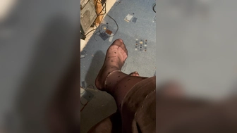 Schwarzer Strumpfhose braucht Veredelung.