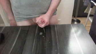 Lecker Sahne auf den Tisch gespritzt