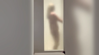 Anne im Urlaub unter der Dusche