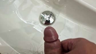 In das Hotelwaschbecken gewixt