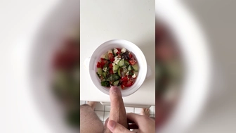 Frischer Salat wird mit Sperma Wichse verfeinert
