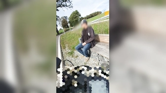 Wichsen auf der Bank neben der Straße Part 1