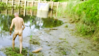 Moormann Bi Mann wälzt sich im Schlamm