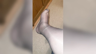 Hätte gerne mal wieder frisches Sperma an meinen Nylonfüssen.