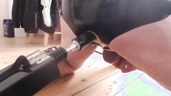 Männerarsch von der Fickmaschine gefickt