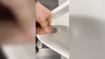 Ganz flott ins Pissoir