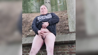 Outdoor wichsen beim Sonntagsspaziergang