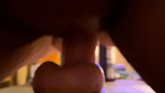 Dildo-Ritt auf dem Wohnzimmer-Tisch