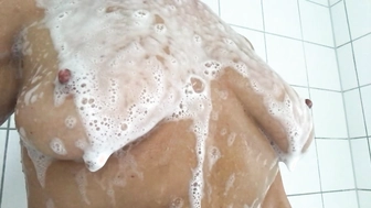 Sie schäumt scih Ihre Brüste ein