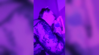 Notgeil XL Schwanz am Glory Hole gelutscht