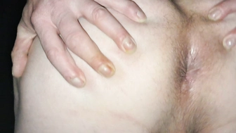 Hände hoch und Backen auseinander