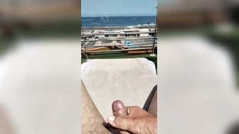 Nackt auf der Dachterrasse in Maspalomas wichsen