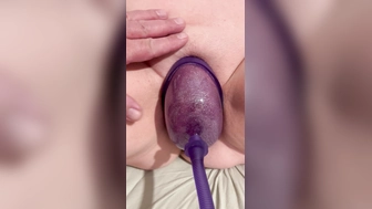 Feuchte Muschi von geiler Ehefrau aufgepumpt