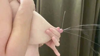 Spritzende Milchbrüste melken