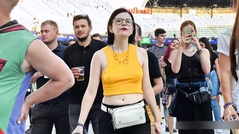 Ohne BH auf dem Konzert