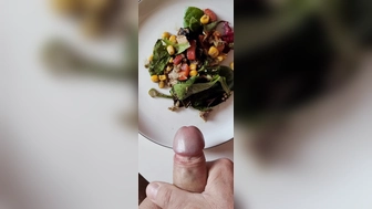 Salat mit Sperma mariniert