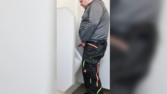 Auf Arbeit erstmal pissen gehen