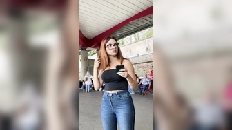 Tolle Boobs in enger Enge Kleidung