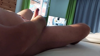 Im Hotelzimmer bei offenem Fenster schell mal was gutes tun