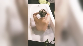 Badespaß einer Mitbewohnerin Teil 2