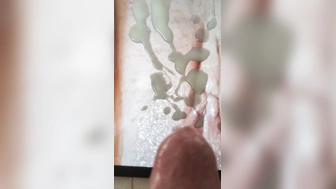 Schön auf ihr glattes nasses fötzchen gespritzt...