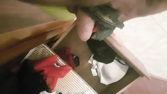 Höschen von Stieftochter am Schwanz reiben