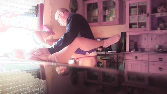 Alte Frauen mit Dildo nass machen