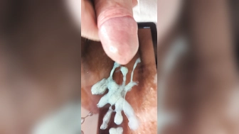 Auf Lauras prallen Arsch gespritzt