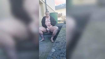 Penis Rasieren im Garten