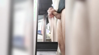 In der Umkleide mit leicht geöffneten Vorhang wichsen