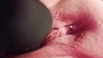 Schwarzer Dildo bringt mich heftig zum Spritzen