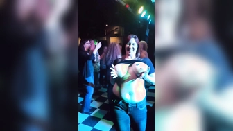 Entblößerin zeigt ihre Titten in der Disco