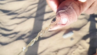 Pissender Penis am Strand