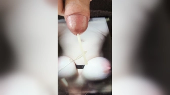 Geile pralle Titten vollgespritzt