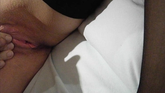 Anna versteckt ihre Muschi unter der Decke