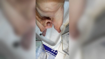 Morgens unter der Dusche wichsen und abspritzen