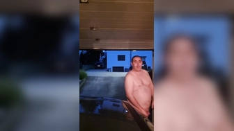 Daniel nackt ausgezogen vor Garage