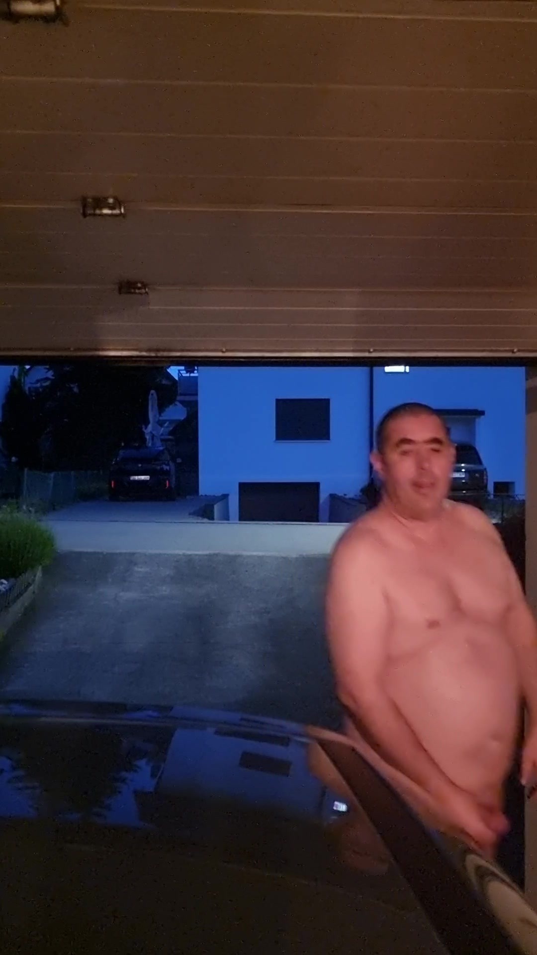 Daniel nackt ausgezogen vor Garage