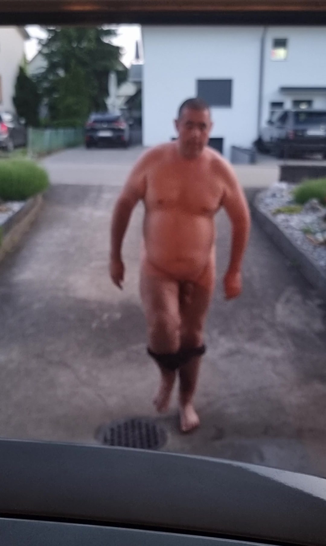 Daniel vor der Garage ausgezogen