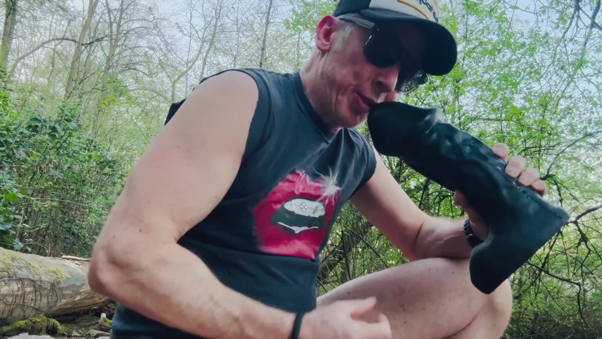 Monsterdildo 13 inc "War Head" anal im Wald