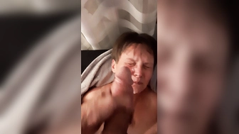 Nachbarin Gesichtsbesamung im Wohnzimmer