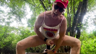 Basketball Look anal, im Wald