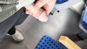 Jungschwanz im Zug wichsen