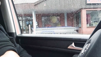 Exibitionist vor dem Aldi Parkplatz