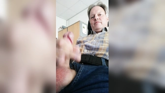 Abspritzender Penis im Büro